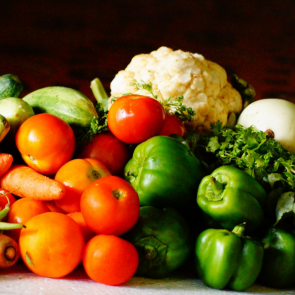 cauliflower, bell pepper, tomatoes, carrots, green beans, herbs, vegetables